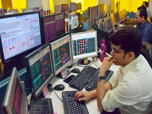 Indian Stock Market Ends Volatile Session Mixed as Investors Track Global Cues